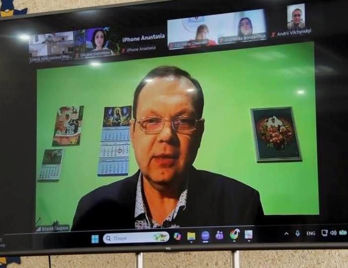 Вітання декана факультету філології й журналістики ім. М. Стельмаха ВДПУ ім. М. Коцюбинського В. Гандзюка